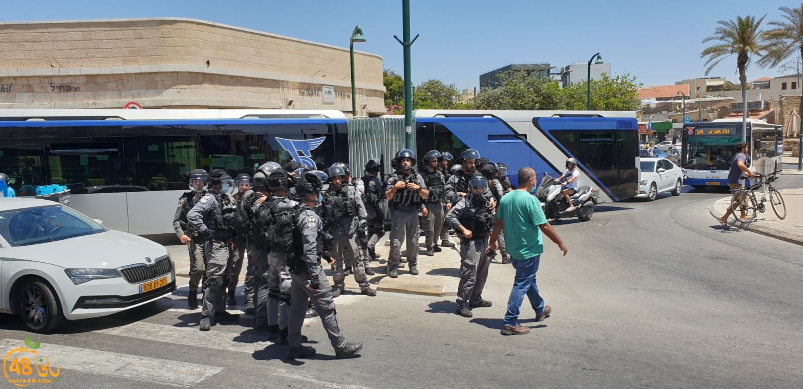 فيديو: انطلاق مسيرة غاضبة بعد صلاة الجمعة تنديداً بتدنيس مقبرة الاسعاف بيافا